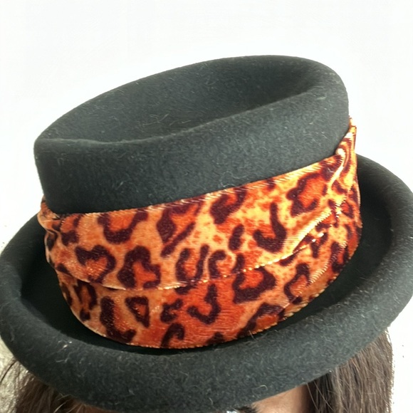 Black Derby with animal print leopard band - Picture 2 of 3